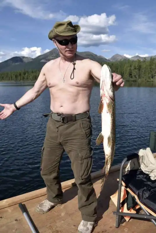 vladimir putin a pesca in siberia 44