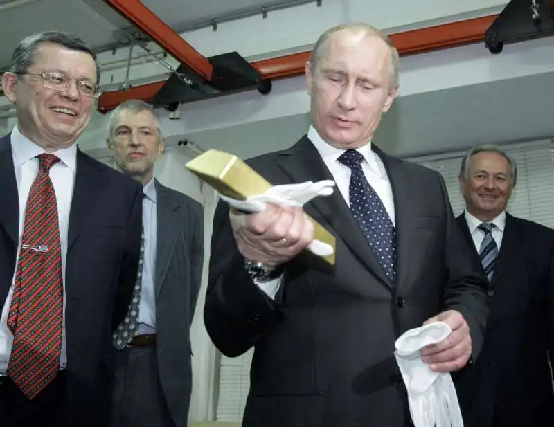 VLADIMIR PUTIN CON UN LINGOTTO D'ORO