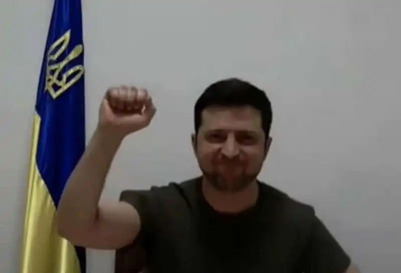 VOLODYMYR ZELENSKY FA IL PUGNO CHIUSO IN VIDEO CONFERENZA AL PARLAMENTO EUROPEO 