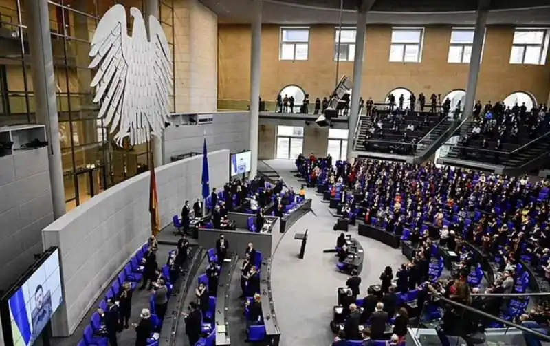 volodymyr zelensky in collegamento con il bundestag 