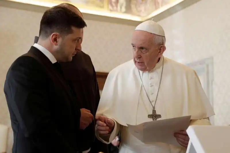 VOLODYMYR ZELENSKY PAPA FRANCESCO 