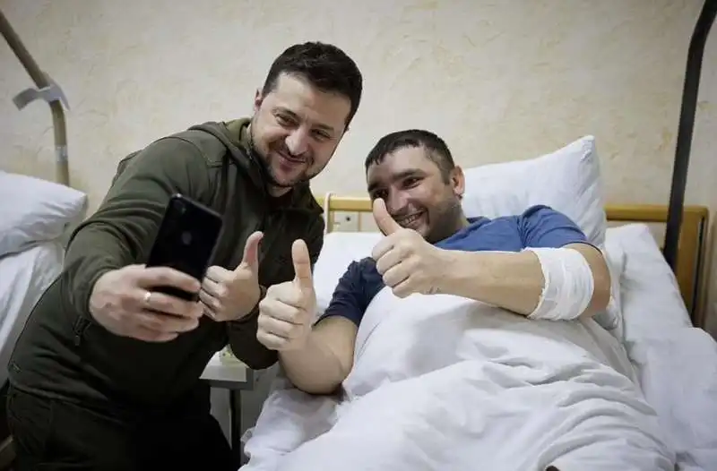 volodymyr zelensky visita un ospedale a kiev  