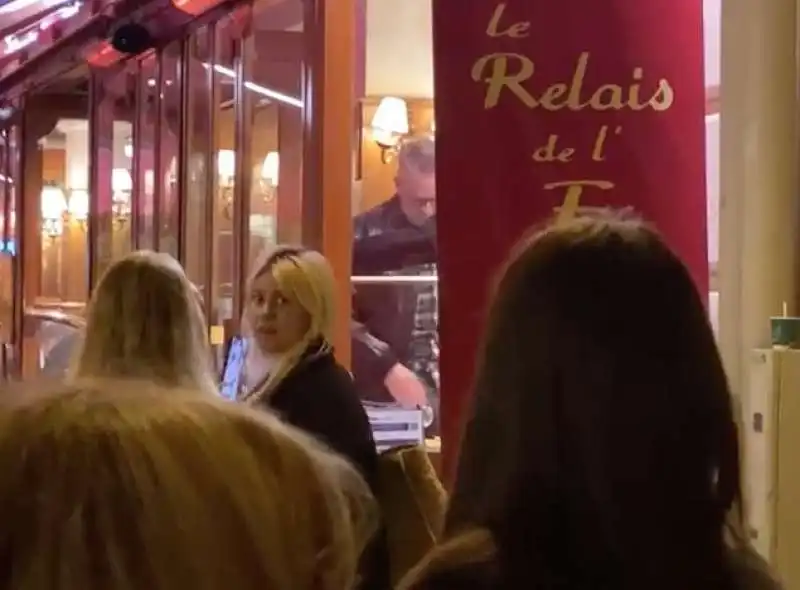 WANDA NARA FA LA FILA PER ENTRARE AL RISTORANTE