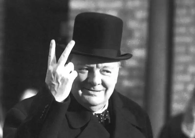 winston churchill fa il segno della vittoria