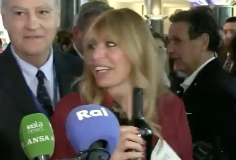 alessandra mussolini si attacca alla bottiglia   2