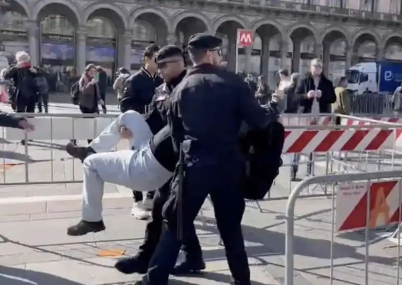 ATTIVISTI DI ULTIMA GENERAZIONE IMBRATTANO LA STATUA DI VITTORIO EMANUELE A MILANO