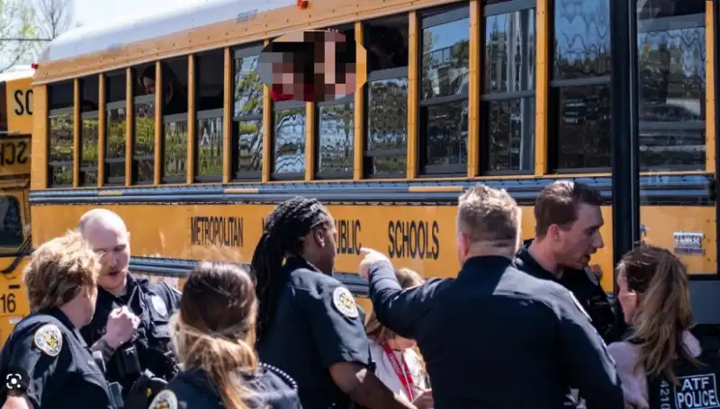 bambini portati via dalla Covenant School di Nashville subito dopo la sparatoria