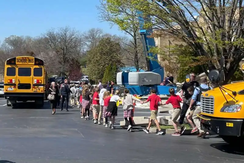 bambini portati via dalla Covenant School di Nashville subito dopo la sparatoria