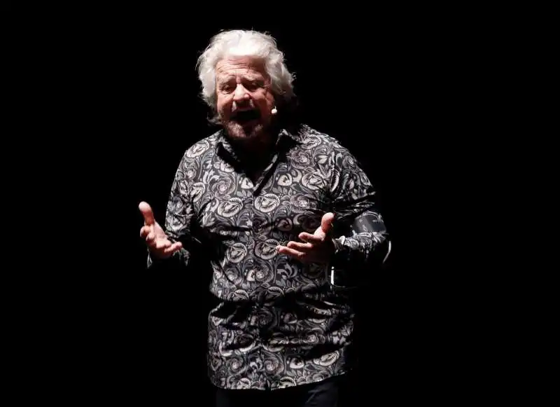 beppe grillo durante il suo spettacolo io sono il peggiore al teatro nazionale a milano   4