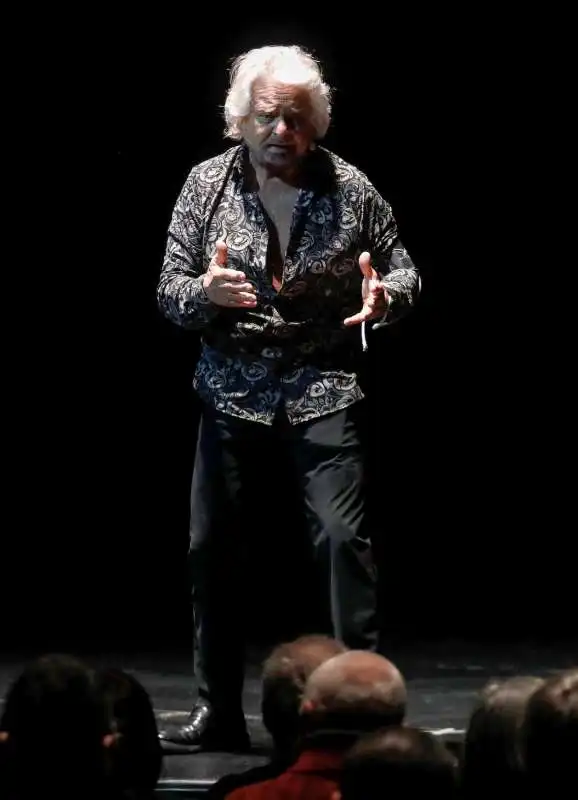 beppe grillo durante il suo spettacolo io sono il peggiore al teatro nazionale a milano   1