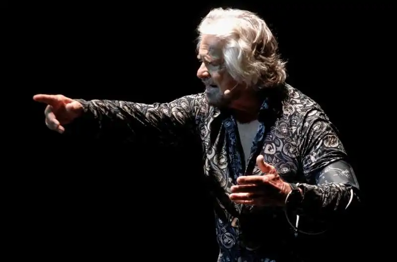 beppe grillo durante il suo spettacolo io sono il peggiore al teatro nazionale a milano   3