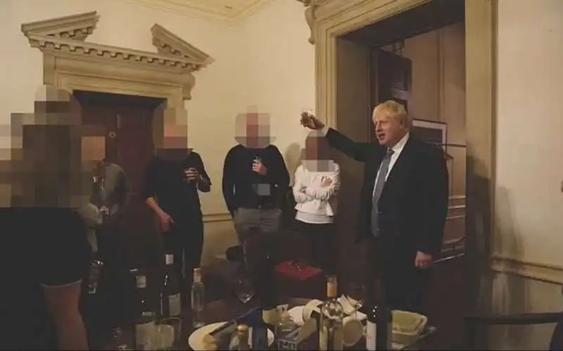 boris johnson brinda a downing street il 13 novembre 2020