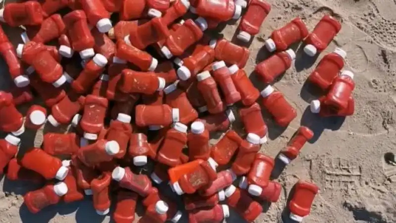 BOTTIGLIE DI KETCHUP TROVATE IN SPIAGGIA 