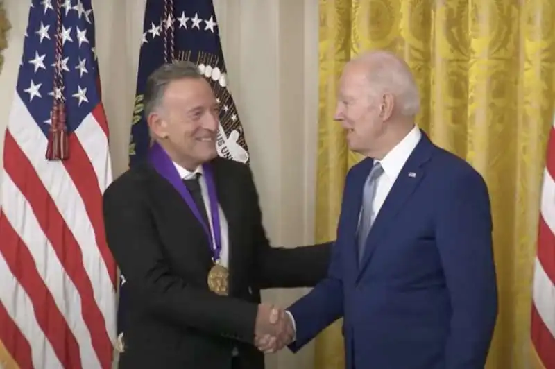 bruce springsteen riceve la narional medal of arts da joe biden 3