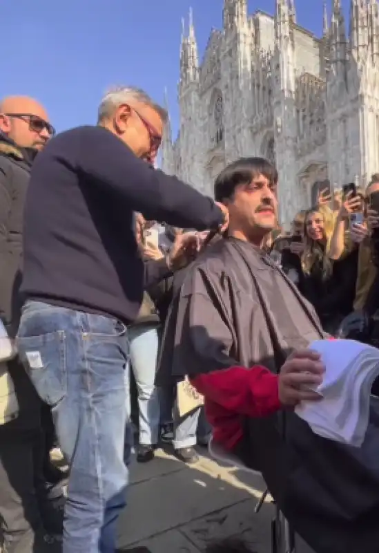 bruno barbieri taglia i capelli a edoardo franco vincitore di masterchef 1