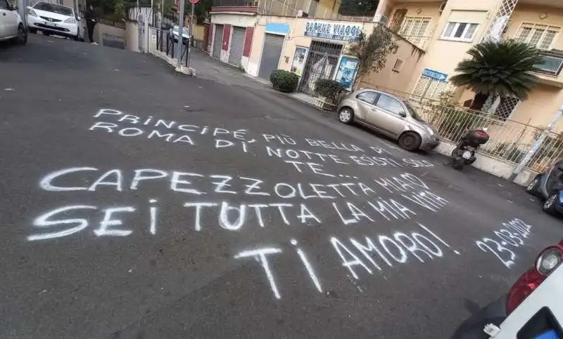 CAPEZZOLETTA TI AMORO - LA SCRITTA FATTA CON LA BOMBOLETTA SPRAY A ROMA