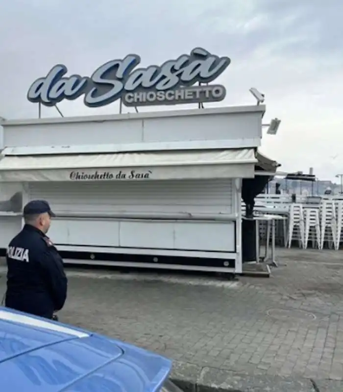 chiosco da sasa sul lungomare di mergellina