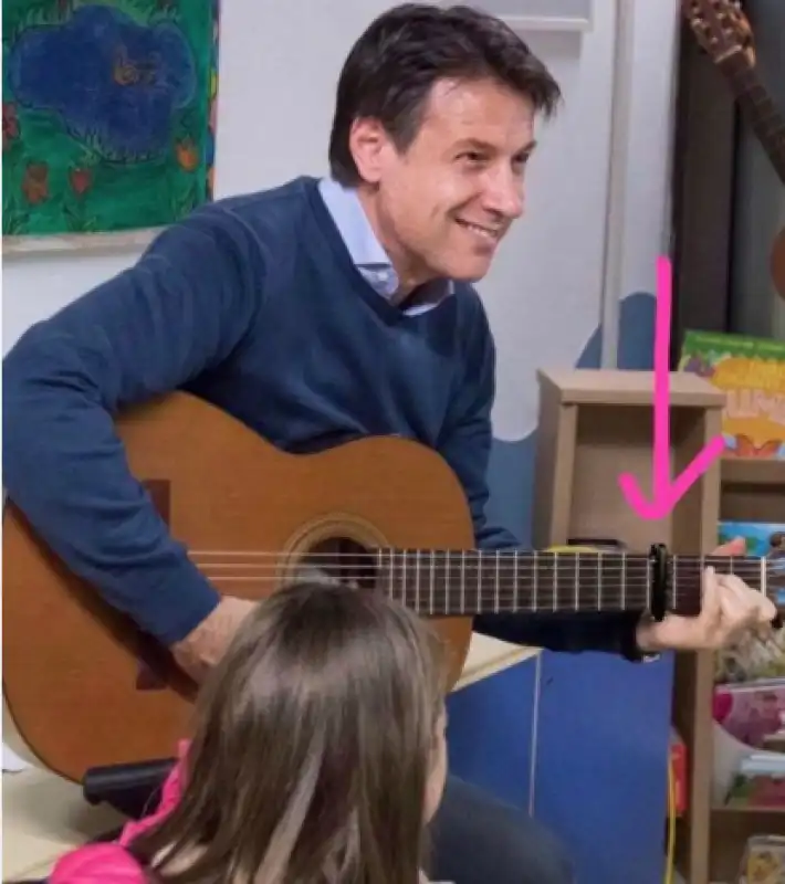 conte che suona la chitarra davanti ai bambini