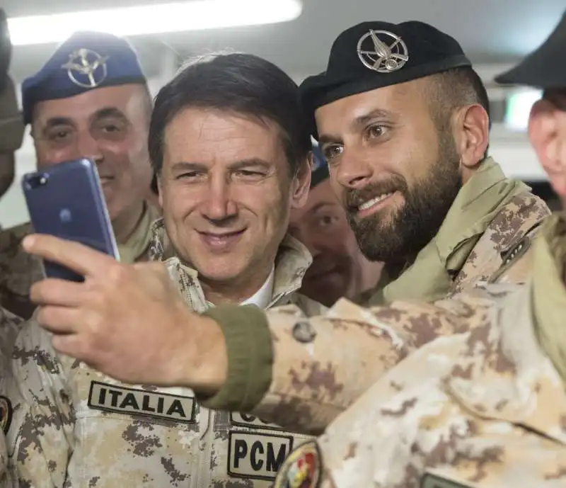 giuseppe conte con la divisa