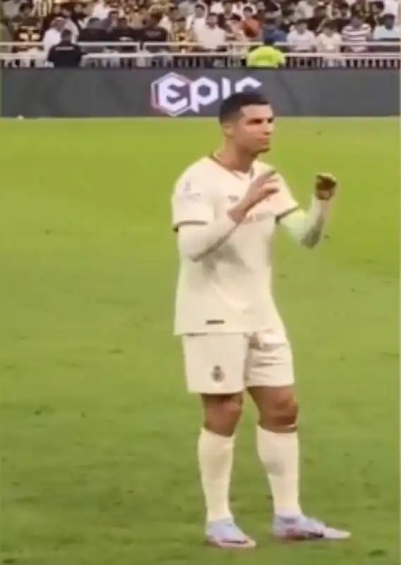 cristiano ronaldo reagisce ai cori dei tifosi avversari su messi 3