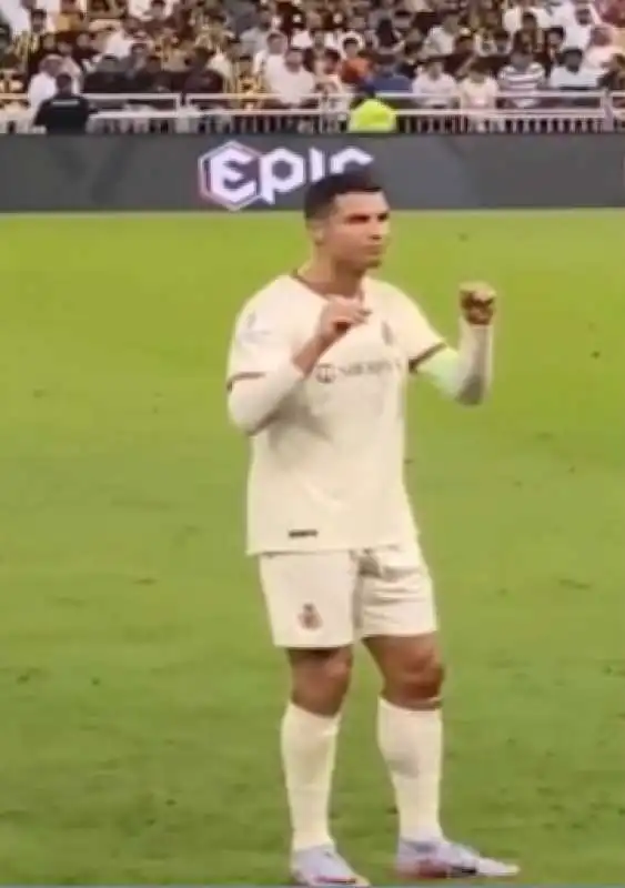 cristiano ronaldo reagisce ai cori dei tifosi avversari su messi 7