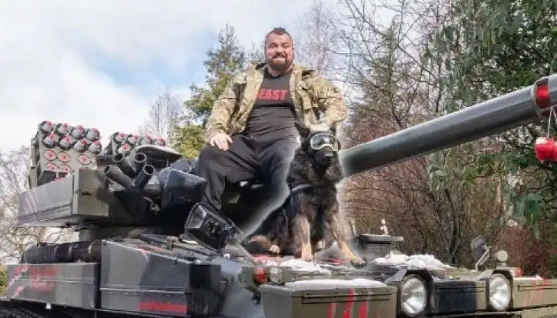 eddie hall con il carro armato  1