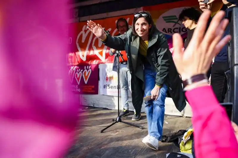 elly schlein  alla manifestazione per le famiglie arcobaleno 