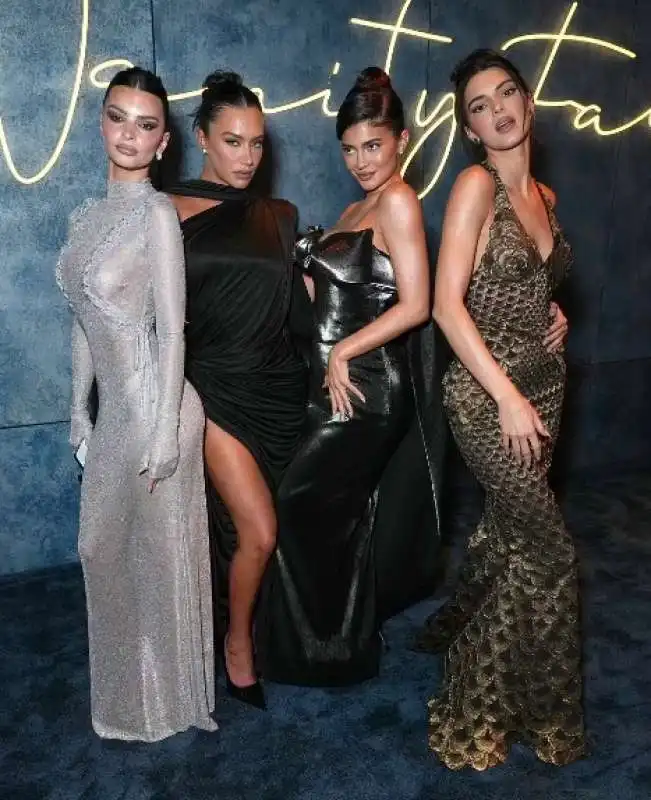 emily ratajkowski , anastasia karanikolaou, kylie e kendall jenner