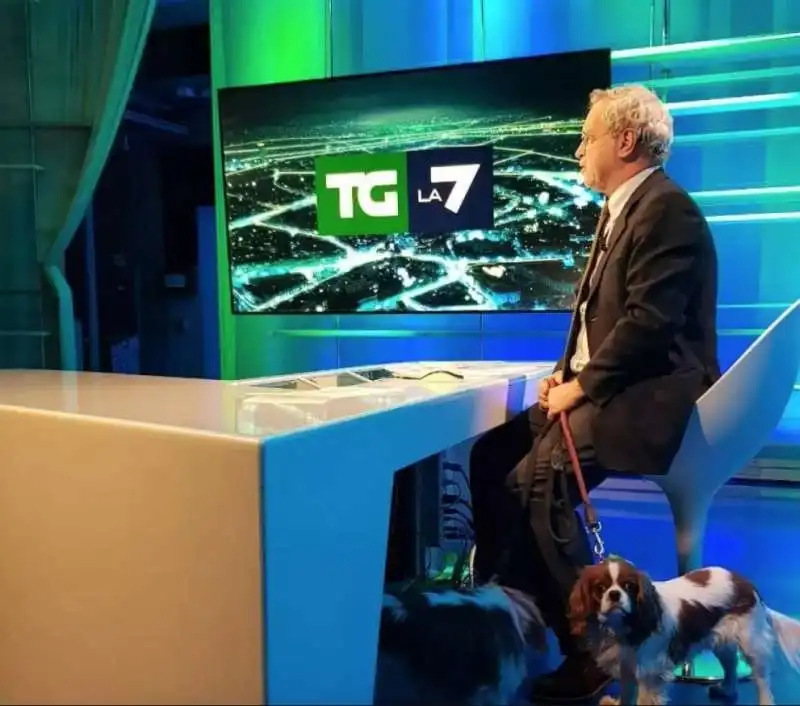 ENRICO MENTANA CONDUCE IL TG LA7 CON I SUOI CANI 