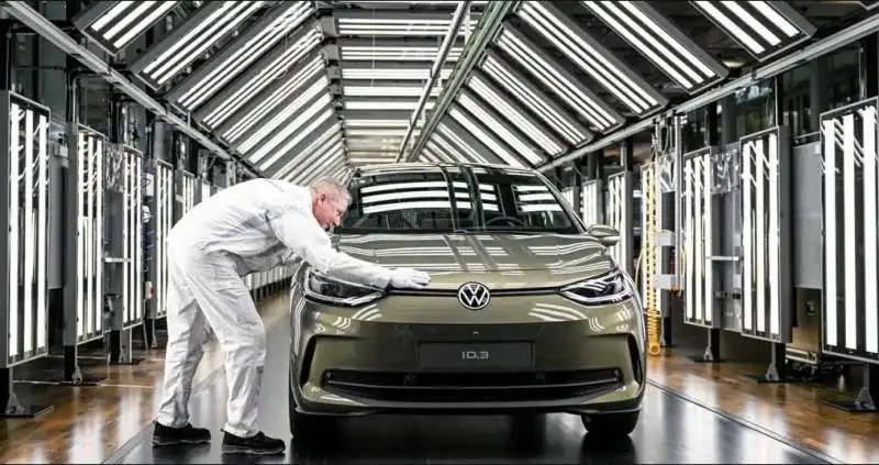 fabbrica di auto elettriche volkswagen