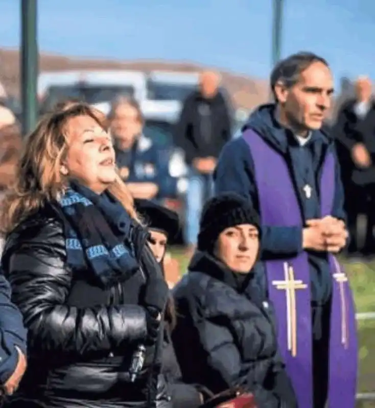 fedeli riuniti a trevignano  di fronte alla madonna 