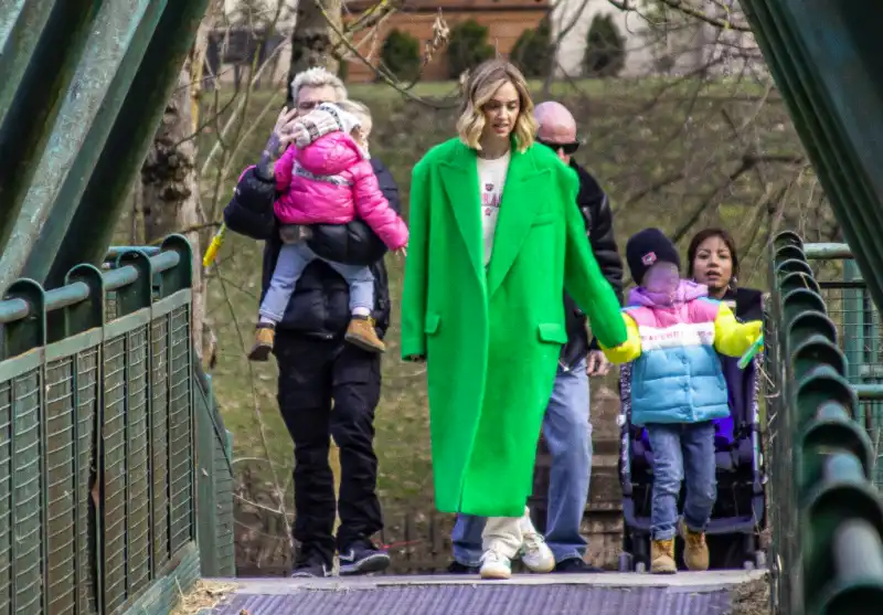 FEDEZ E CHIARA FERRAGNI IN VALLE BREMBANA FOTO NOVELLA 2000