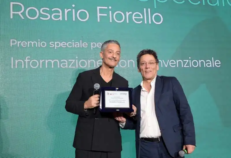 fiorello premiato da flavio natalia  foto di bacco