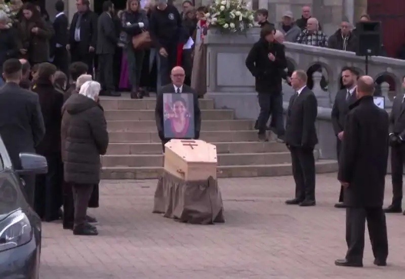 funerale di agnes lassalle marito balla davanti alla bara della moglie 1