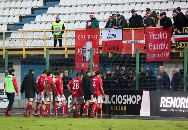 giocatori piacenza sotto la curva  