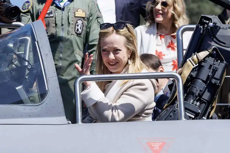 giorgia meloni al centenario dell aeronautica militare 