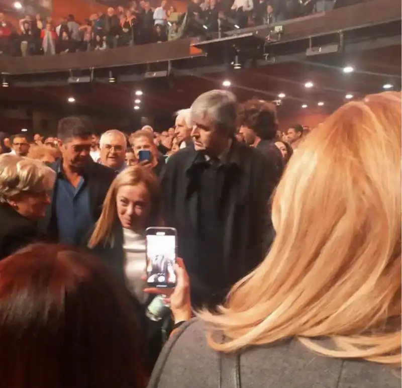 giorgia meloni al teatro brancaccio allo spettacolo di checco zalone