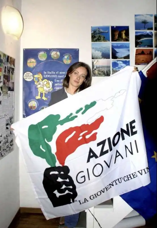 GIORGIA MELONI CON LA BANDIERA DI AZIONE GIOVANI - 1996