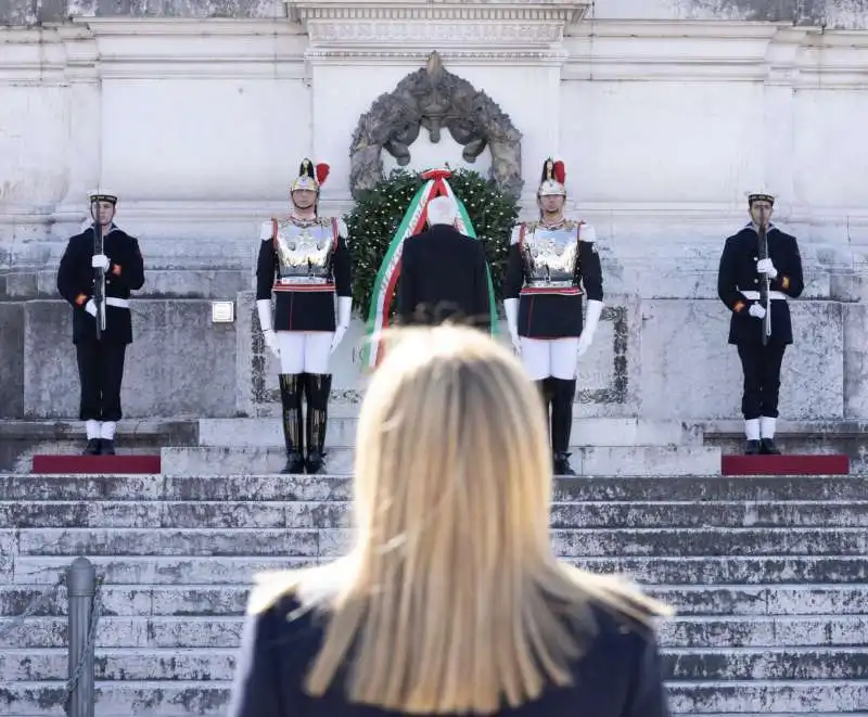 giorgia meloni e sergio mattarella all altare della patria 