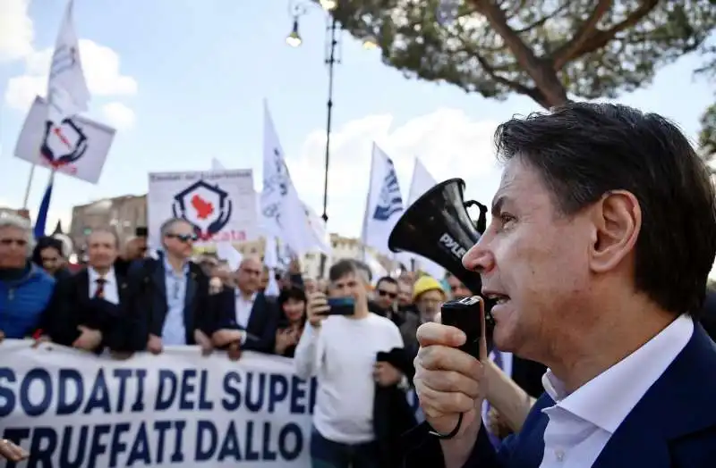 giuseppe conte   manifestazione esodati del superbonus   2