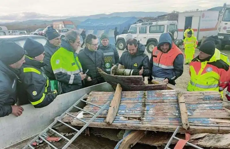 i resti del barcone del naufragio di cutro 