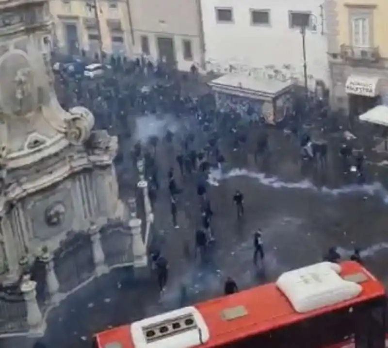 i tifosi dell eintracht francoforte devastano napoli   10