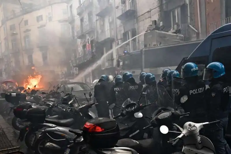 i tifosi dell eintracht francoforte devastano napoli   3