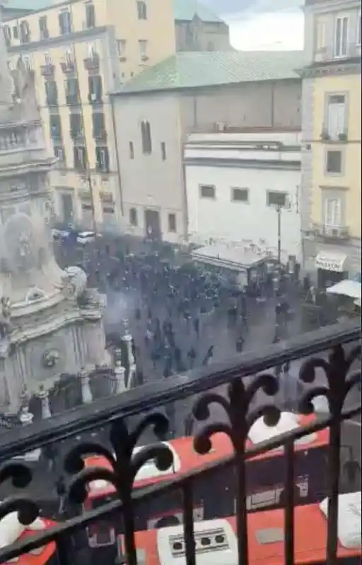 i tifosi dell eintracht francoforte distruggono napoli   1