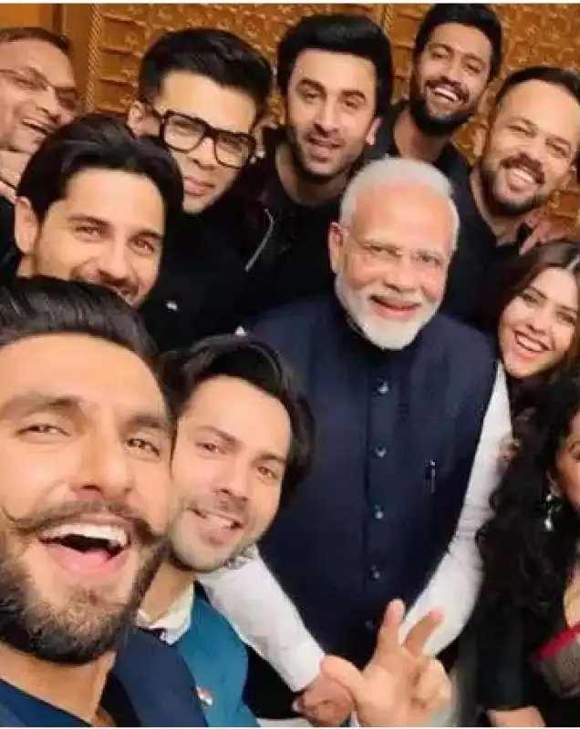 il premier indiano narendra modi con alcune star di bollywood