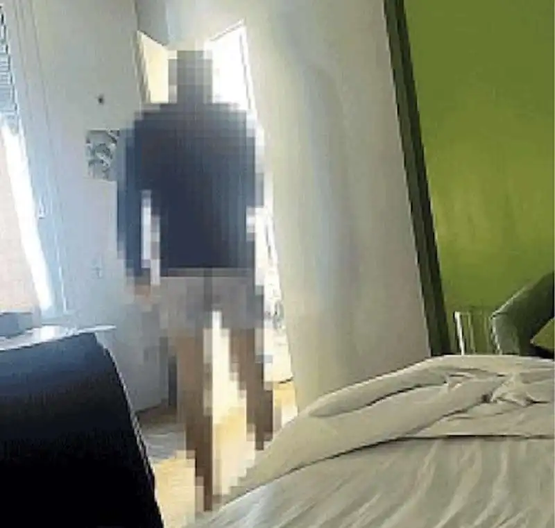 IL RAMPOLLO CACCIATORE DI ESCORT FOTOGRAFATO IN HOTEL 