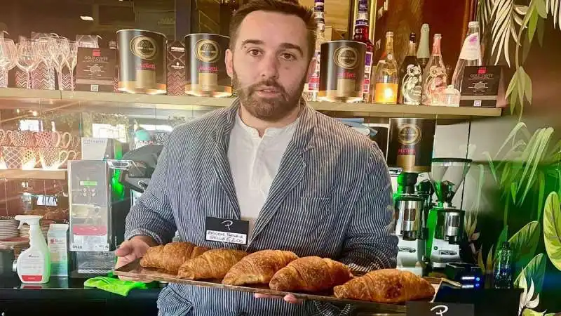 il titolare del bar che vende il cornetto con la farina di grillo 