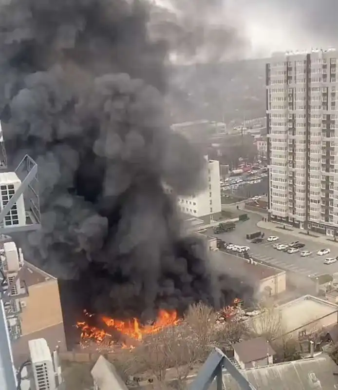 incendio al palazzo dei servizi segreti di rostov sul don   russia    5