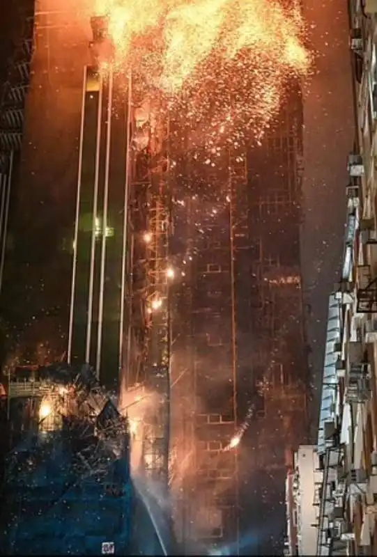 incendio in un grattacielo di hong kong