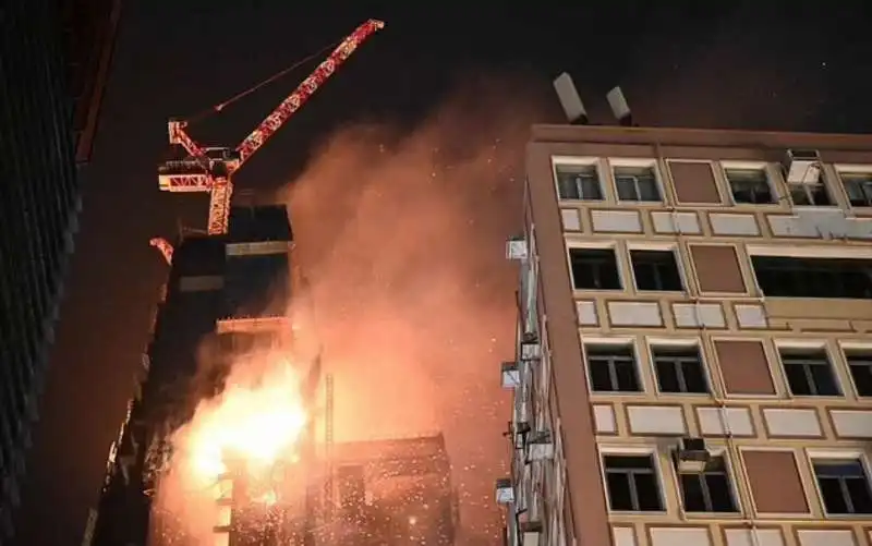 incendio in un grattacielo di hong kong 2